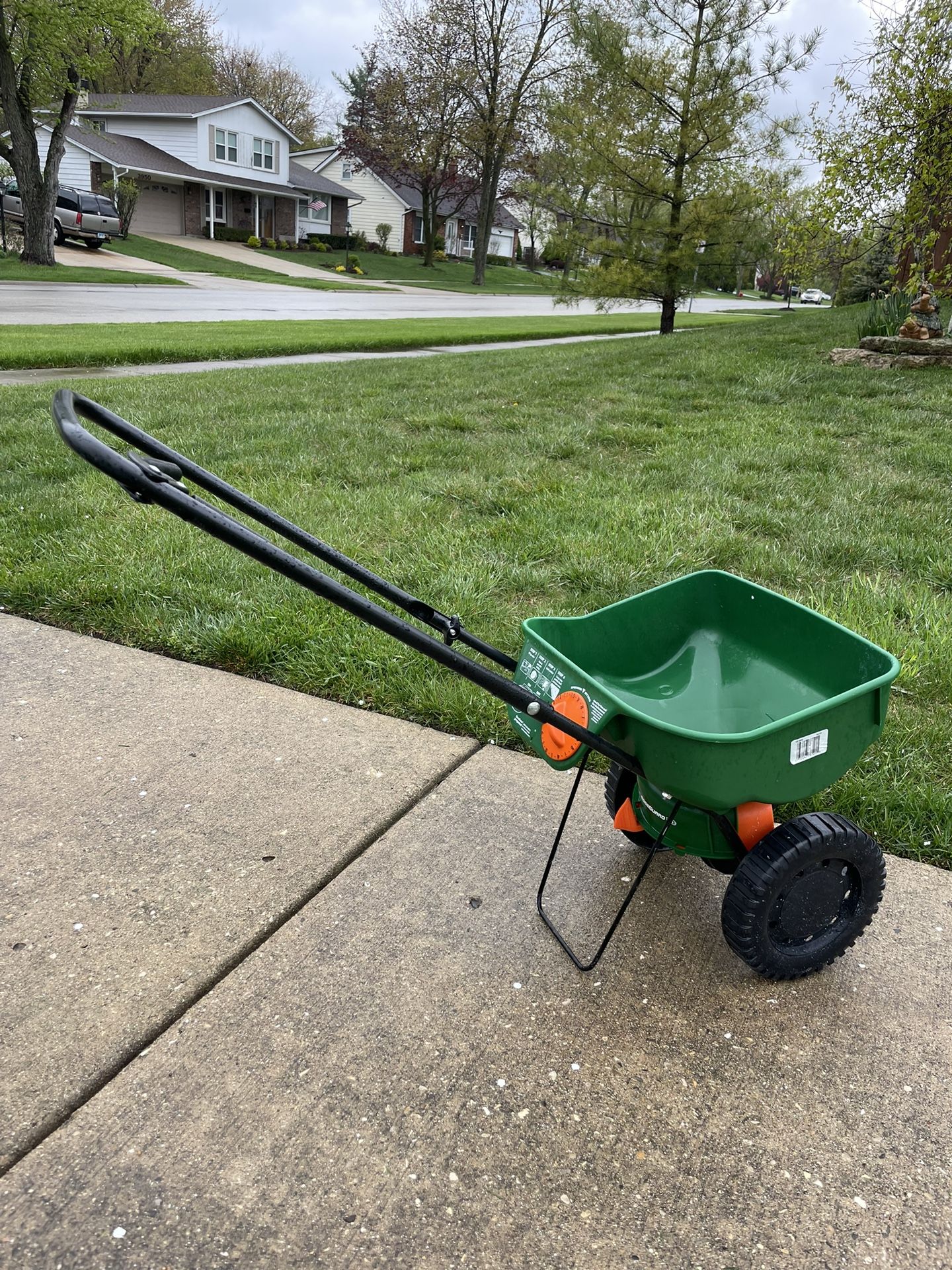 Like New Scott’s Fertilizer Spreader 