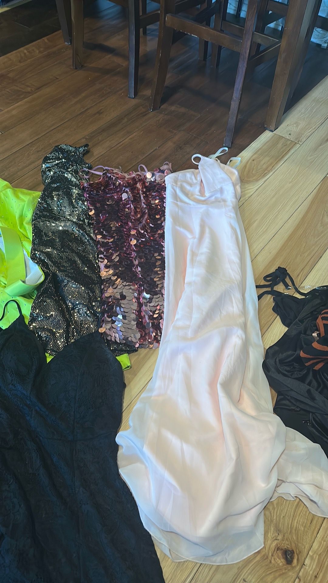 Vestidos nuevos y semi nuevos con y sin etiqueta mix de size 30 piezas $65por todos si te interesa marca