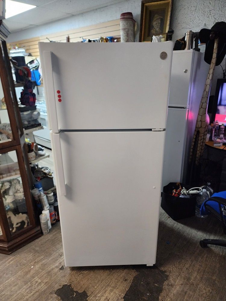 GE Refrigerator 64x28x28