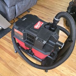 Milwaukee Vaccum M18 (  Like New )
