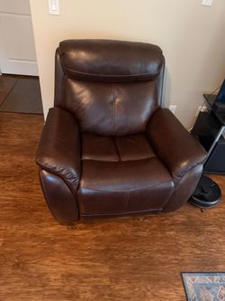 LIVING SPACES BROWN LEATHER POWER RECLINER WITH USB PORT!!!