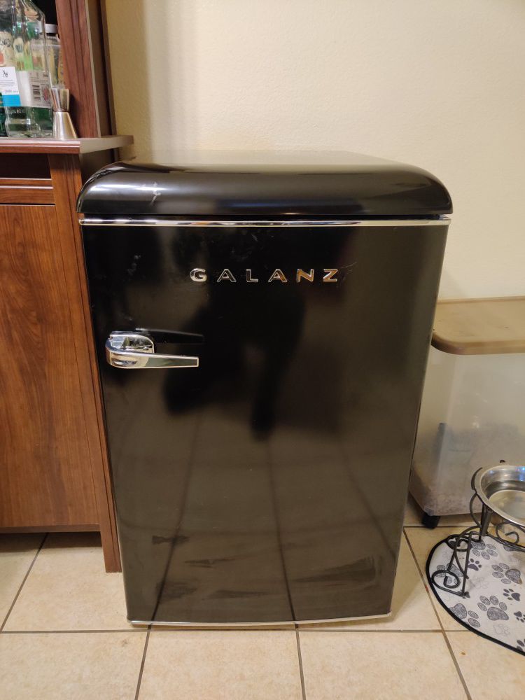 Galanz 4.4 cubic ft Retro mini Fridge