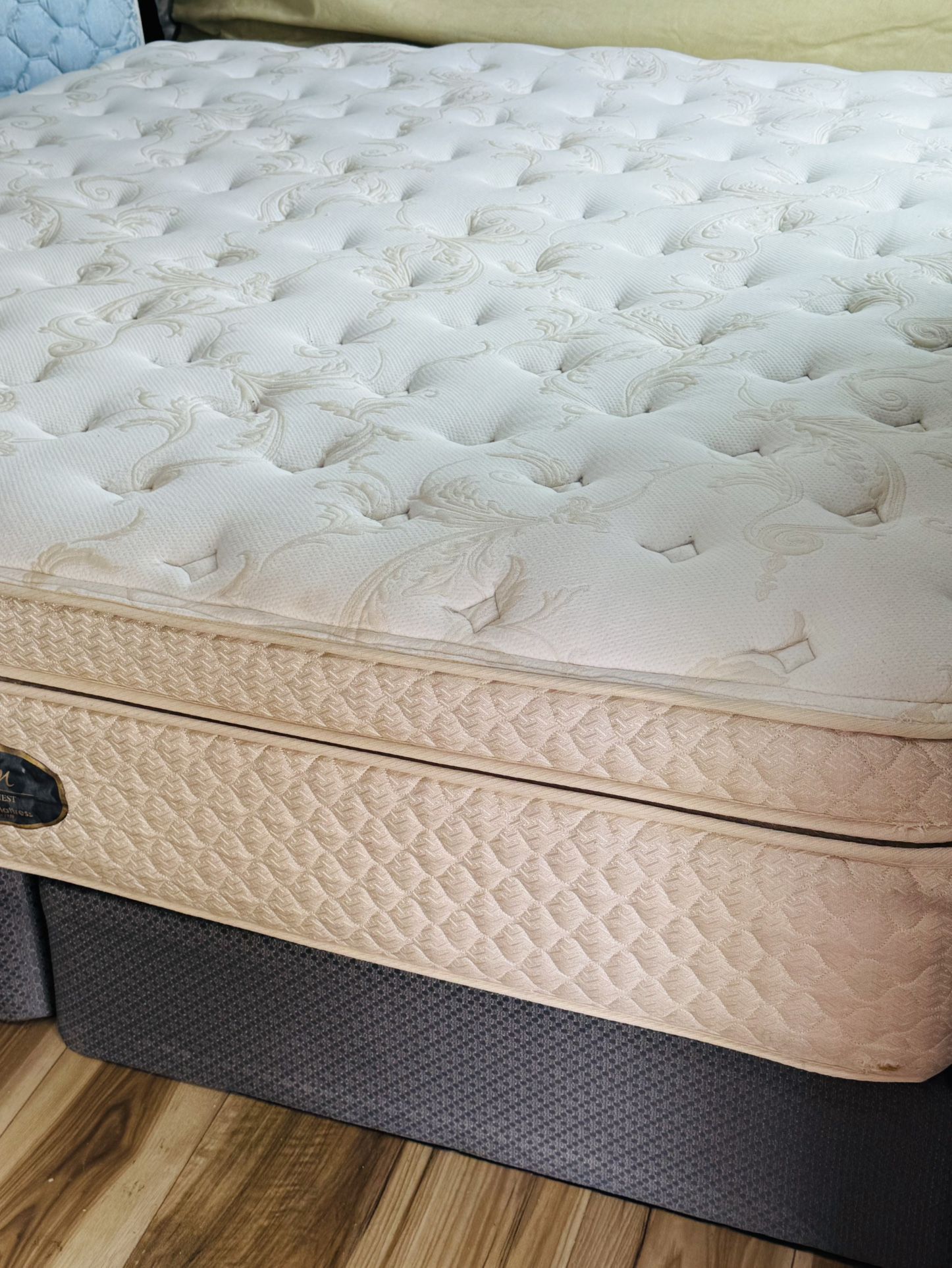 USED KING SIZE PILLOWTOP MATTRESS WITH BOX SPRINGS DELIVERY 🚚 AVAILABLE 