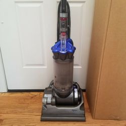 DYSON  DC 33 VACUUM WITH COMPLETE  , ATTACHMENTS  , AMAZING POWER SUCTION  , IN THE BOX 