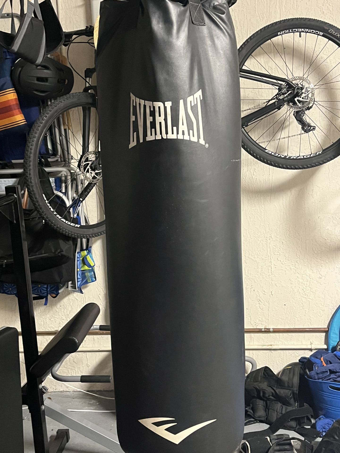 100 lbs Everlast Heavy Bag for Sale in Pompano Beach, FL OfferUp