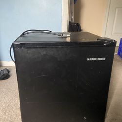 Black and decker mini fridge 