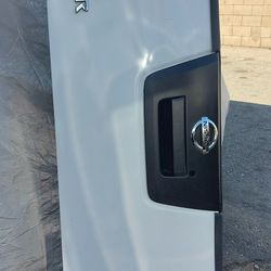 2005-2017 white Nissan frontier Tailgate