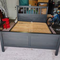 Queen Bed With Out Cushion