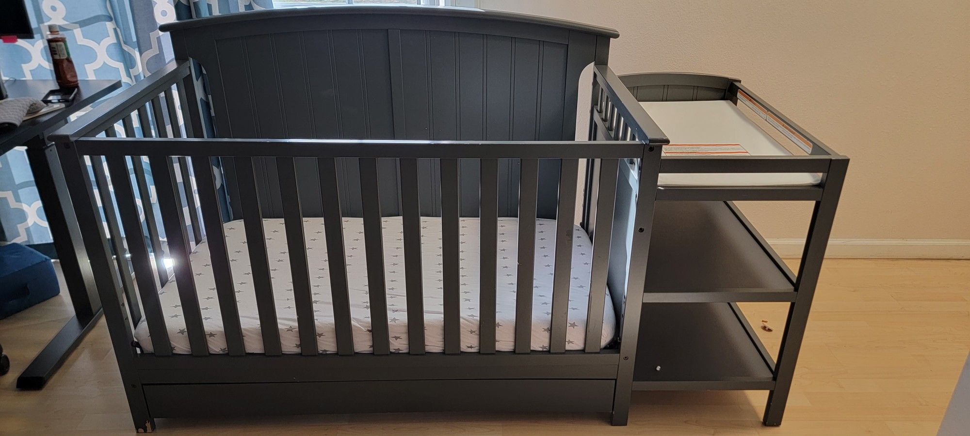 Graco Solano 4 in 1 Convertible Crib and Changer with Drawer