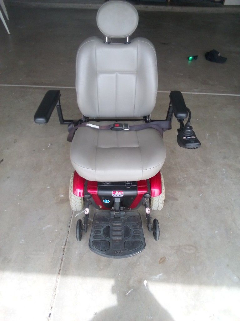 Adult Mobility Scooter (Excellent Condition)