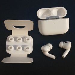 Apple AirPods Pro (2nd Generation) with MagSafe Charging Case – USB-C

Descripción:
AirPods Pro (2nd Gen) en excelente condición. 