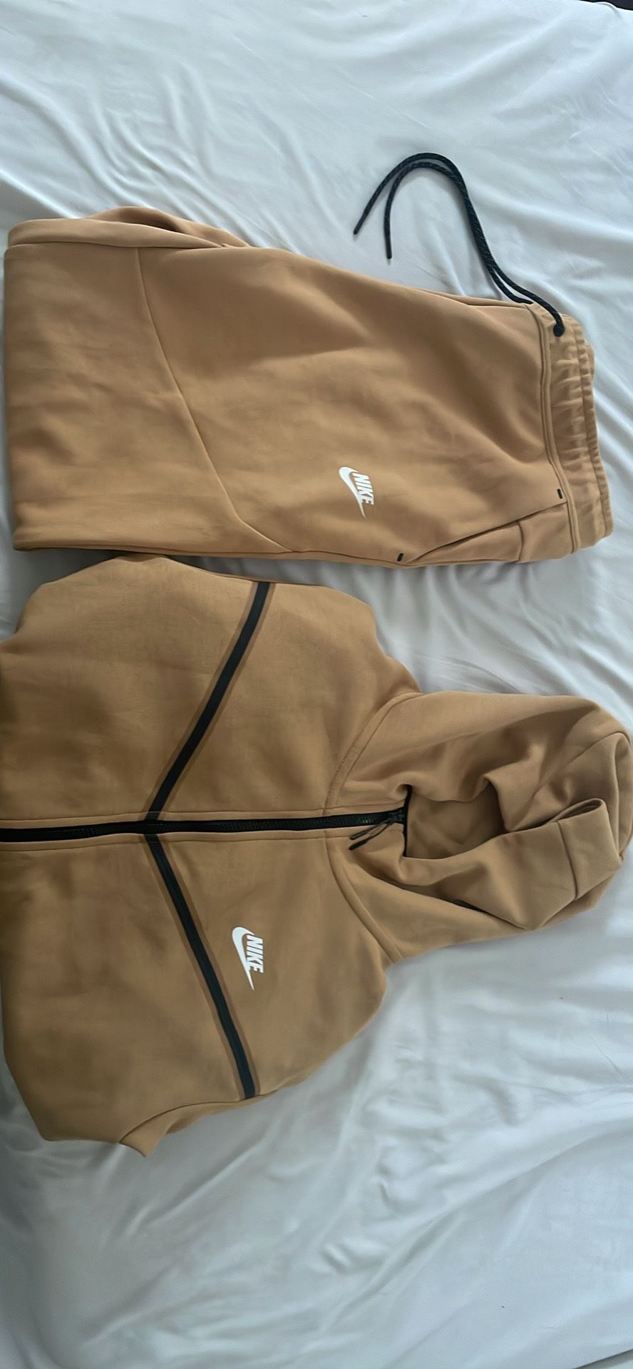 Large Men Brown Nike Tech Jacket and Pants