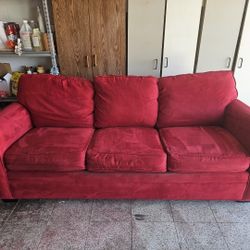 RED Pull Out Sleeper sofá. $299.