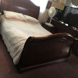 🎁BEAUTIFUL BROWN COLOR QUEEN SIZE CARVED BED : FRAME , MEMORY FOAM MATRESS, BOXSPRING🎁