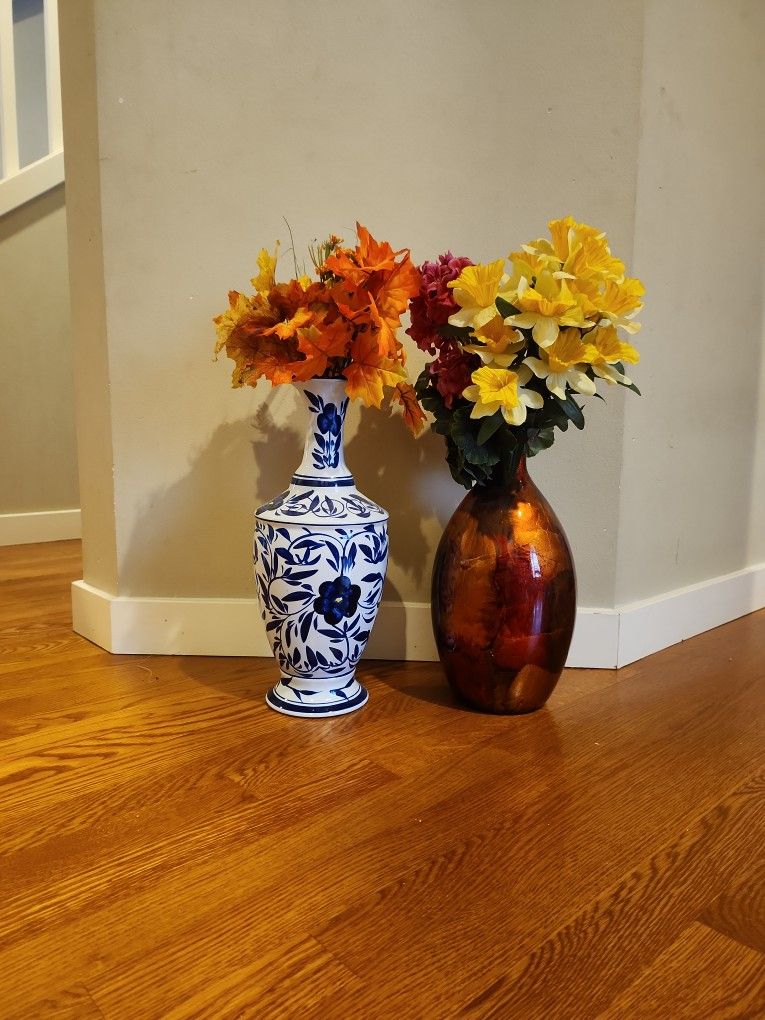 Set Of 2 Vases With Flowers