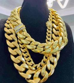 Gold jewelry’s available for sale