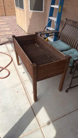 Raised garden bed 4 x 2’ wood 1.5 foot deep