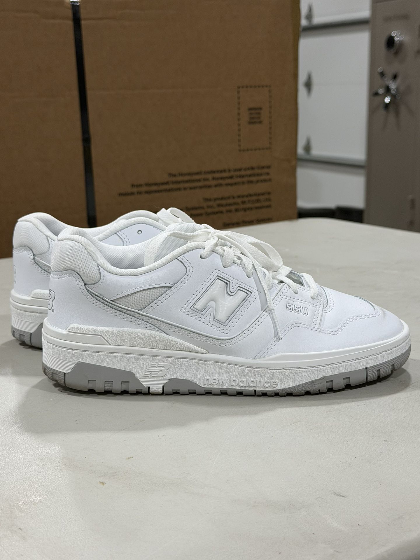 WOMENS 8 | New Balance 550s