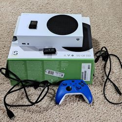  Xbox Series S 2tb w/Controller, Chargeable battery (no charge cord), Remote Control, like new, Great Deal
