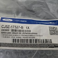 Ford Escape Winshield Wiper. Driver Side