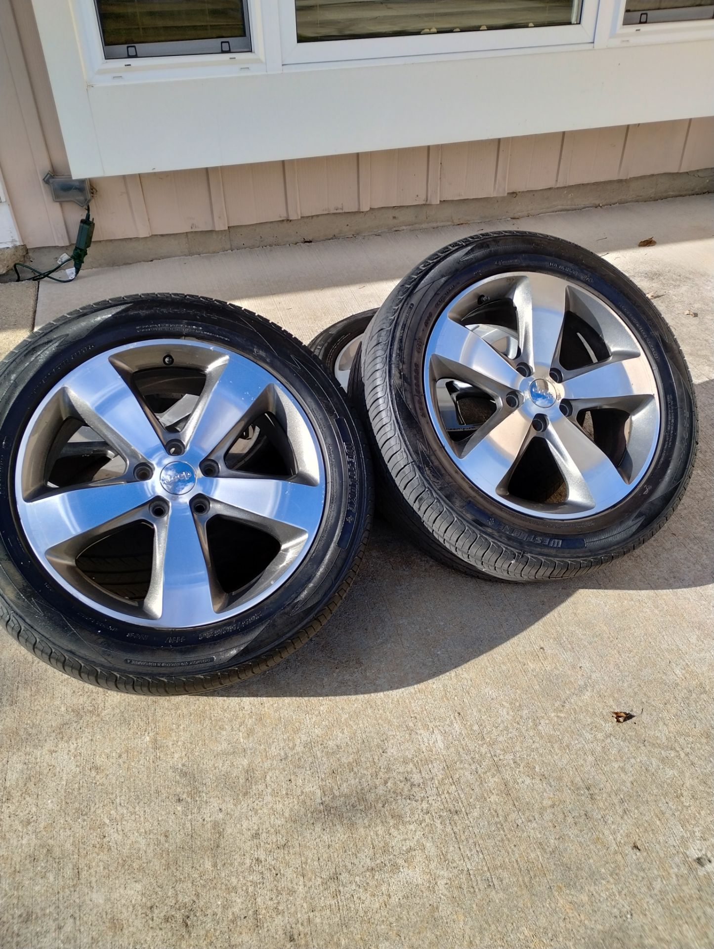RIMS WHEEL JEEP GRAND CHEROKEE 265/50/20 BOLT PATTERN 5X127 LITTLE MINOR SCRATCHES