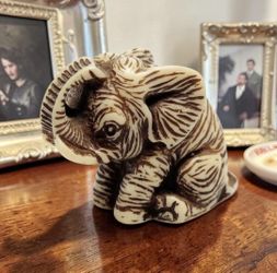 1976 WONY Ltd 2" Detail Carved-Style Resin Baby Elephant Figurine Made In Italy Vintage The image shows a small, detailed elephant figurine made of re