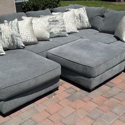 LARGE SECTIONAL COUCH ASHLEY FURNITURE LIKE NEW DELIVERY AVAILABLE 