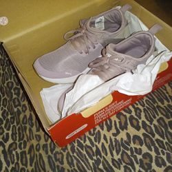 Puma Size 6.5 BRAND NEW IN BOX NEVER WORN TENNIS SHOES 