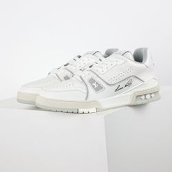 A pair of fashionable and versatile shoes