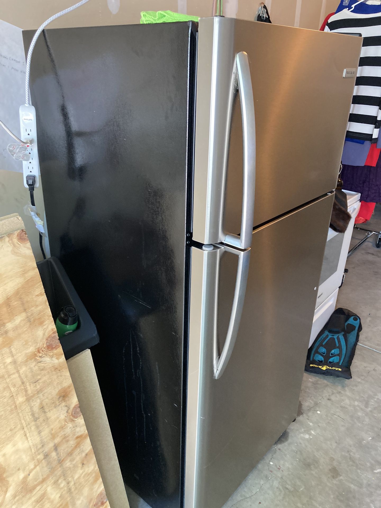 Frigidaire 20cu.ft. Refrigerator and Top Freezer