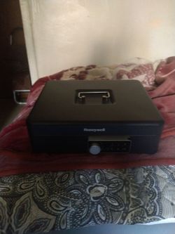 Honeywell Portable Cash Box Safe