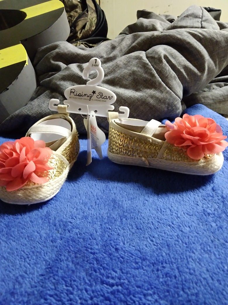 Brand-new w/ Tag.. Rising Star: Gold With Pink Flower Shoes. Size: 1' (3-6M)