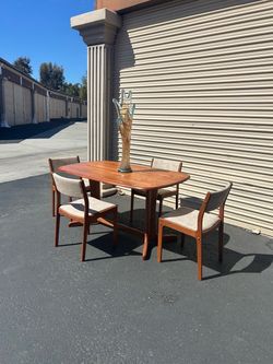 Mid Century Modern Refinished Teak Dining Table And Chairs.