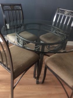 dining table with 4 chairs in very good condition