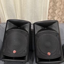 2-12” HARBINGER VÂRI V2112 600 WATT POWERED SPEAKERS 