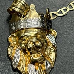 Gold Gucci Necklace With Lion Pendant 