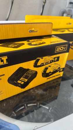 Dewalt 2 x battery and charger 2AH , 5AH