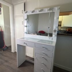 White Vanity Make Up