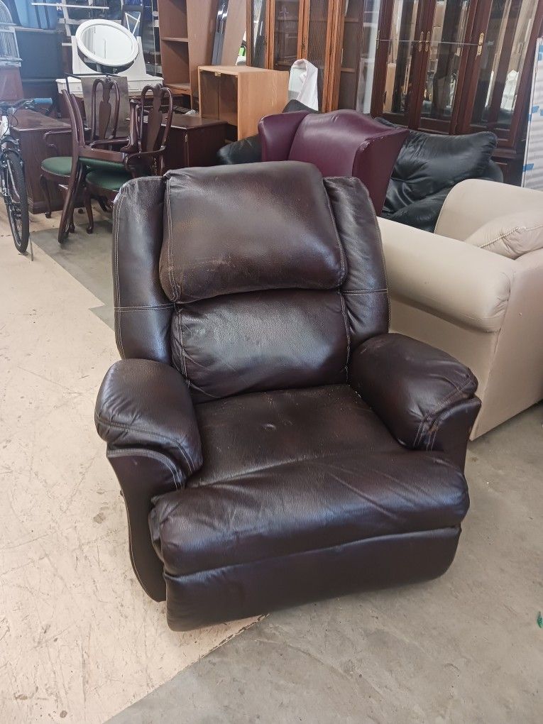 Recliner/rocker for Sale in Maryland Heights, MO OfferUp