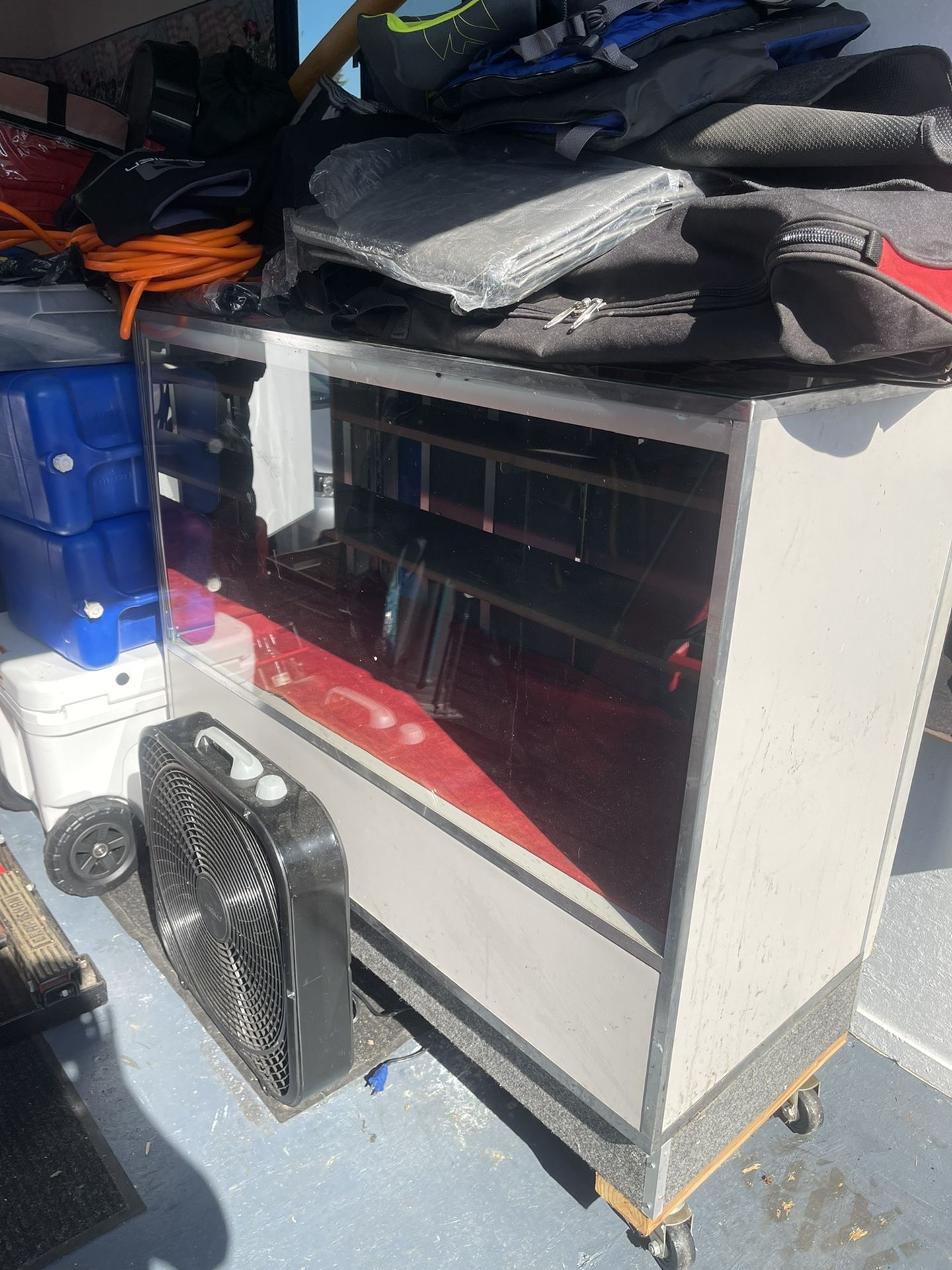 Display Case/Glas/on Wheels