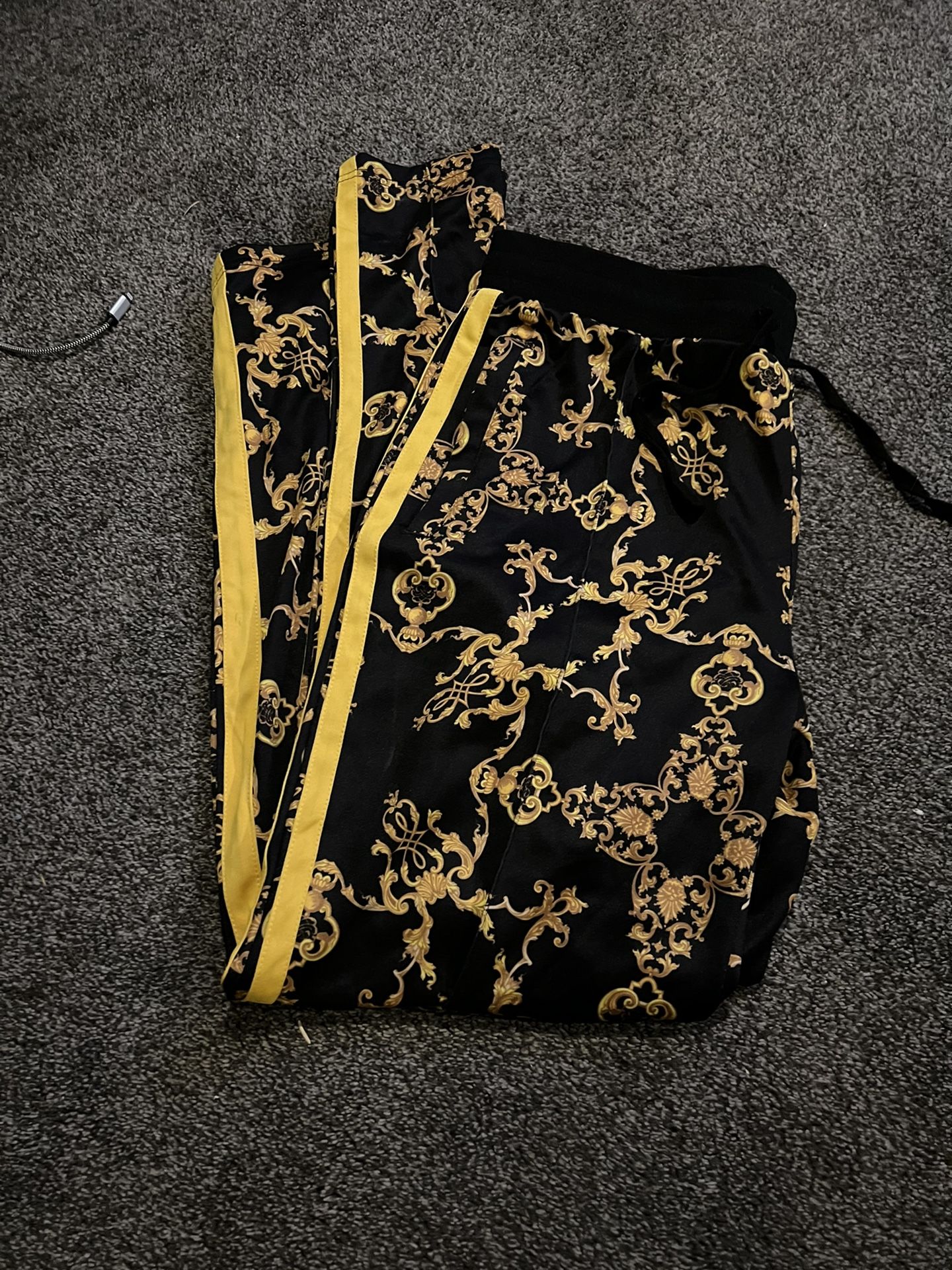 Men’s Forever 21 XL Black Gold Pattern Sweatpants Joggers