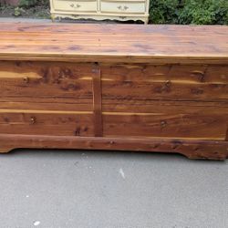 Vintage Cedar Hope Chest with Key, Wheels & Tray (Salinas)