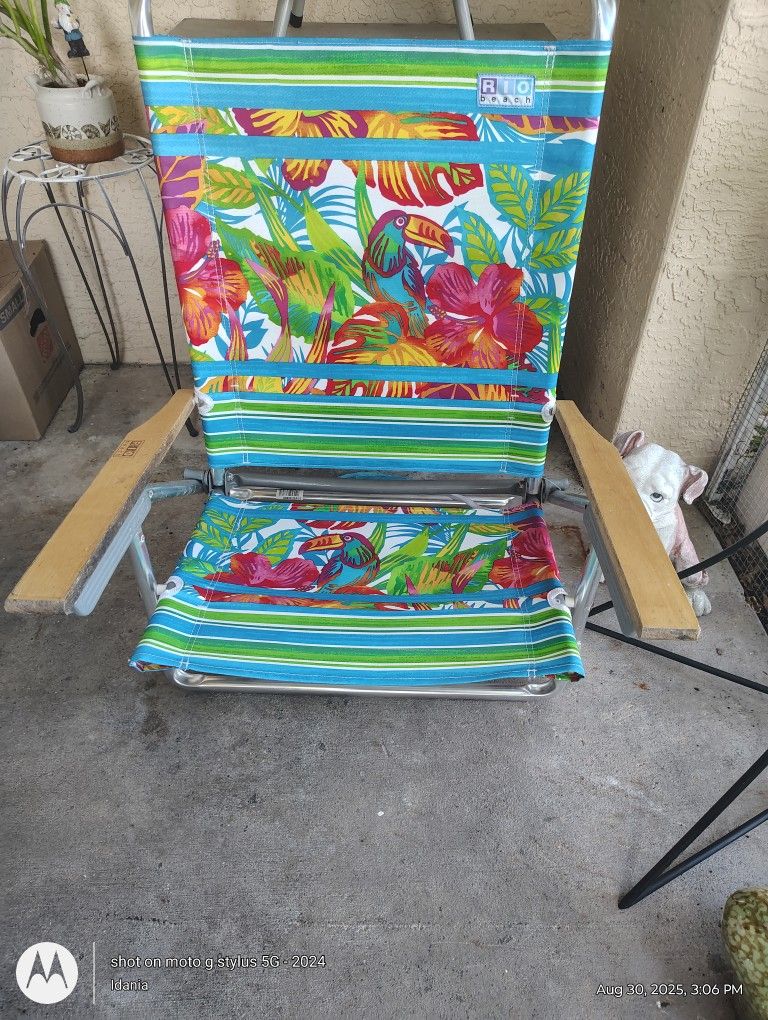 BEACH CHAIR WITH SHOULDER HANDLE