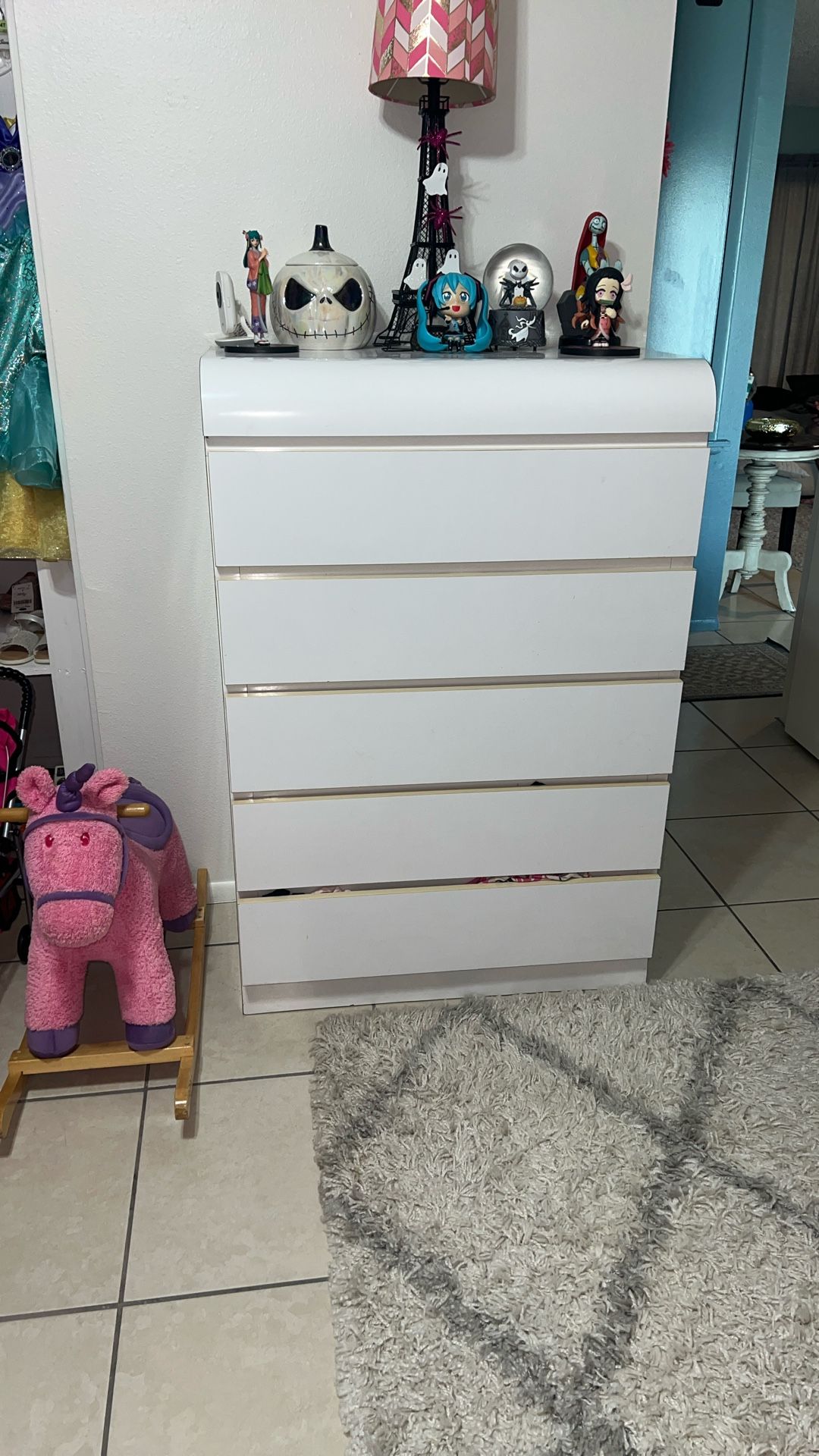 White 5 Drawer Dresser $40