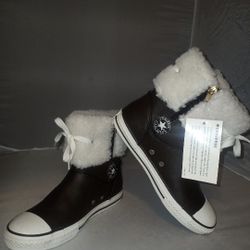 Brand New Women's Converse Boots Size 5, But Run Big. In I'm A Size 6 1/2 And They Fit  Me Perfect