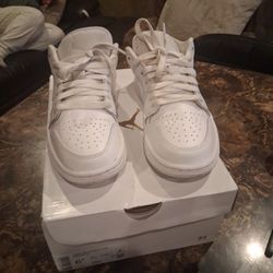Woman's AIR JORDAN 1LOW 💯 AUTHENTIC PRE-OWNED SIZE 6.5