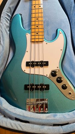 SX Ursa 2 Bass (incl. case, amp, & cables)