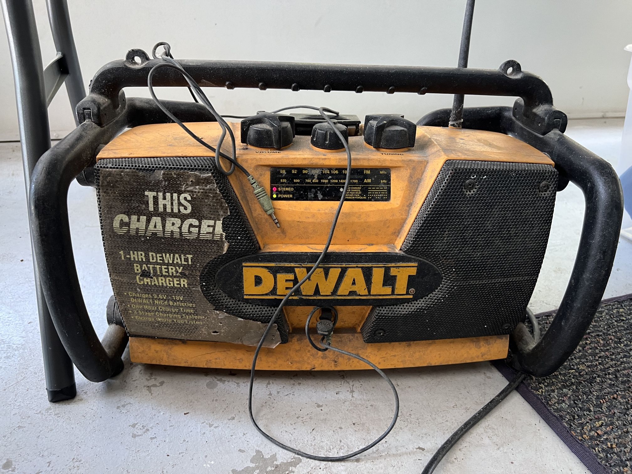 Dewalt DW911 Work Site Radio AM/FM/AUX & Battery Charger - NO BLUETOOTH