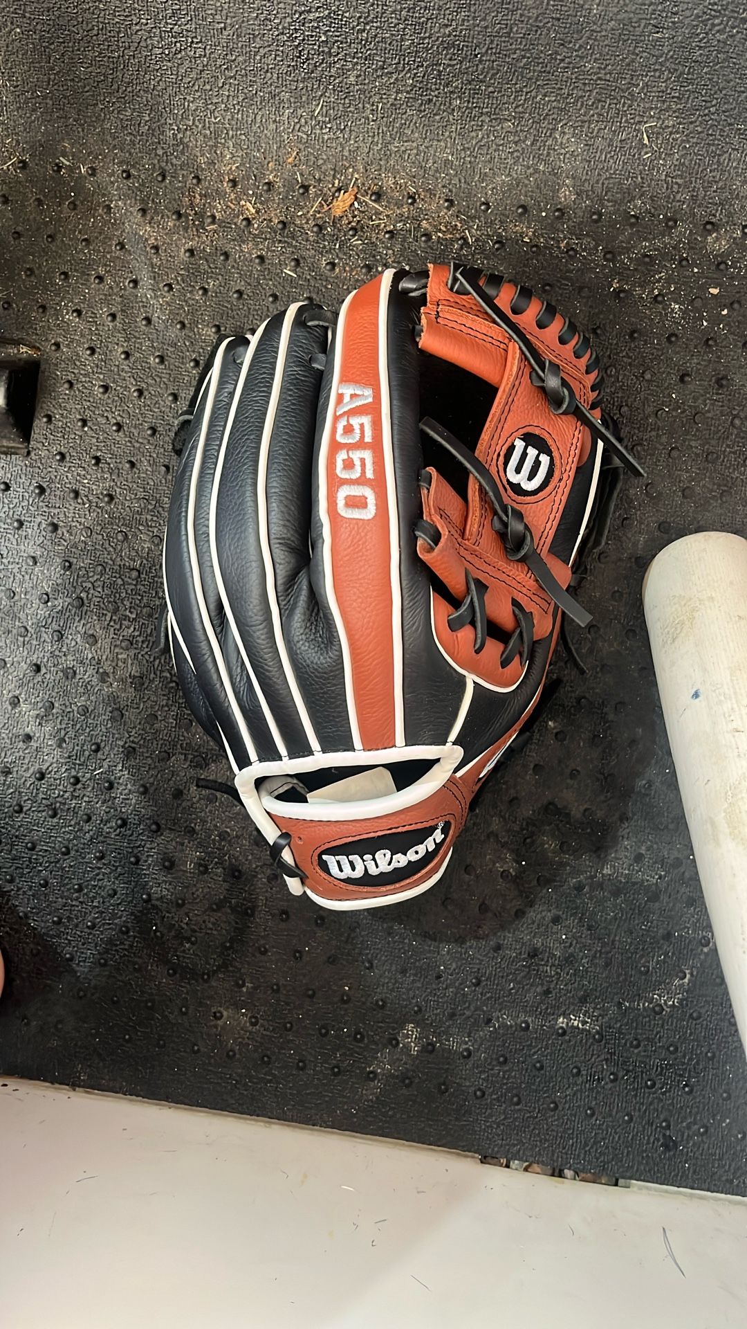 “Wilson A550 Youth Baseball Glove – Excellent Condition”