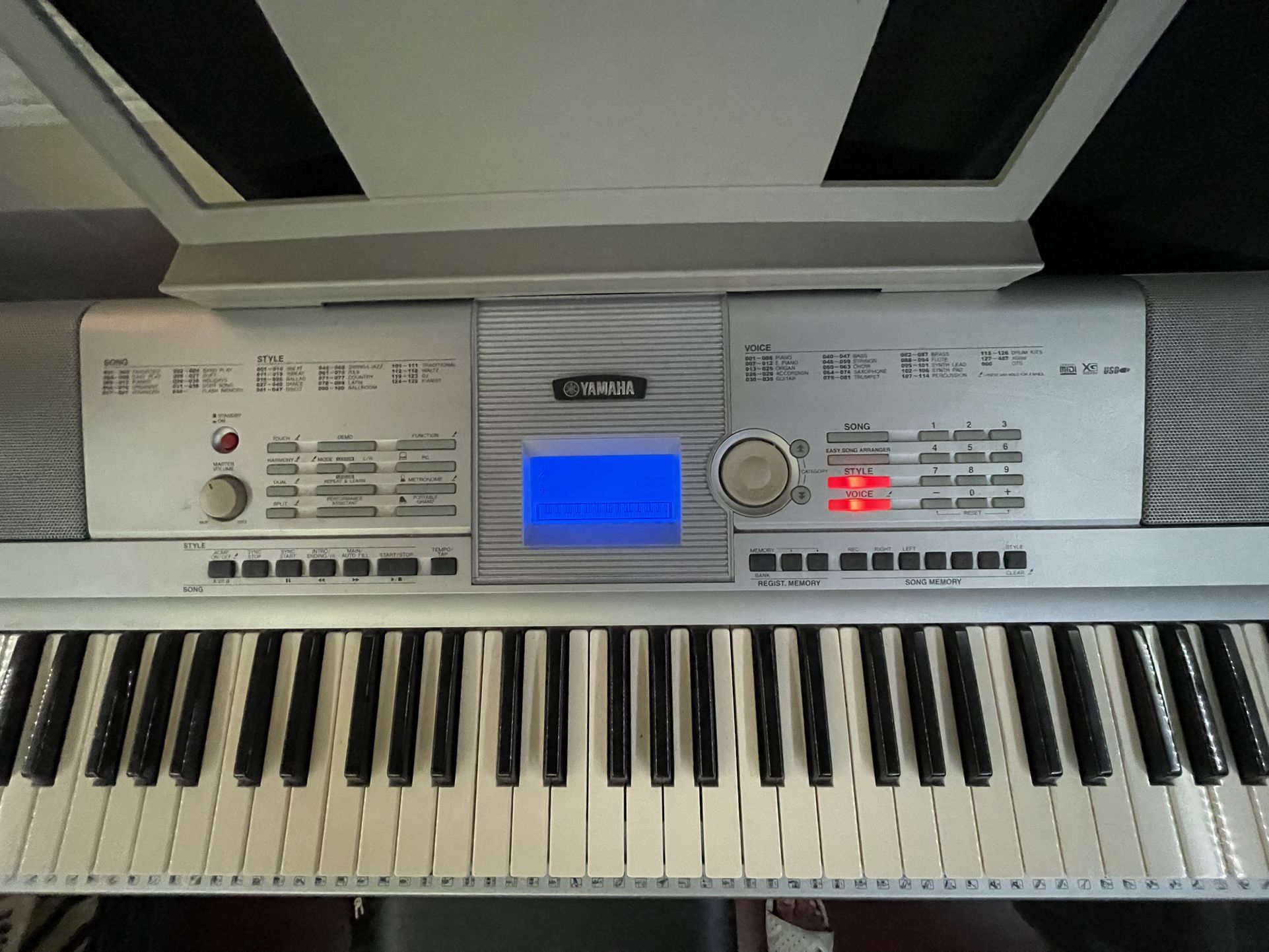 Yamaha Portable Grand DGX 205